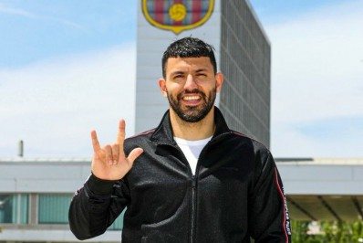 Barcelona oficializa a contratação de Aguero
