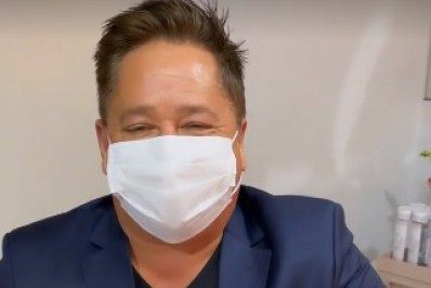 Leonardo se emociona ao segurar a neta