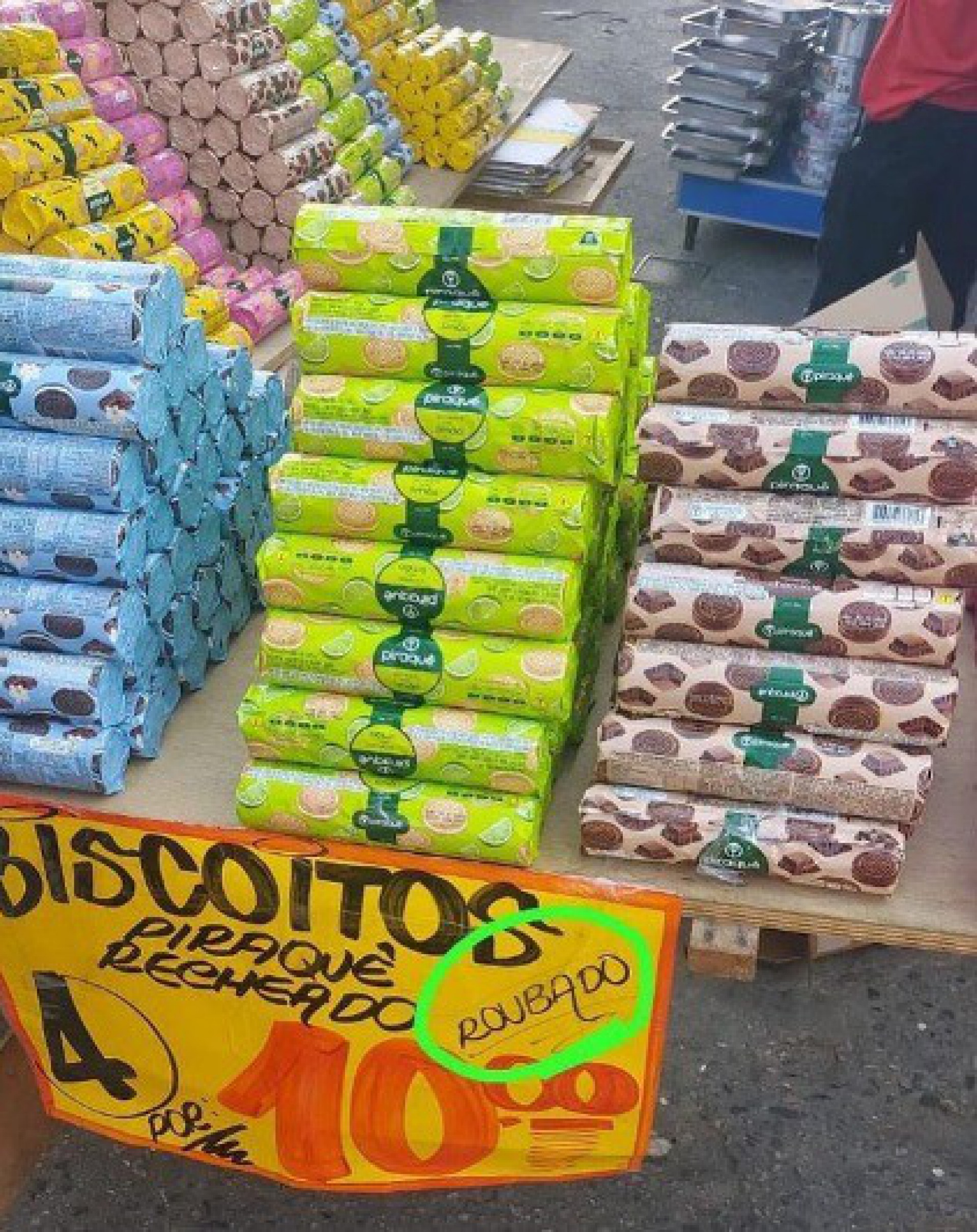 Ambulante vende biscoito 'roubado' e foto viraliza nas redes sociais