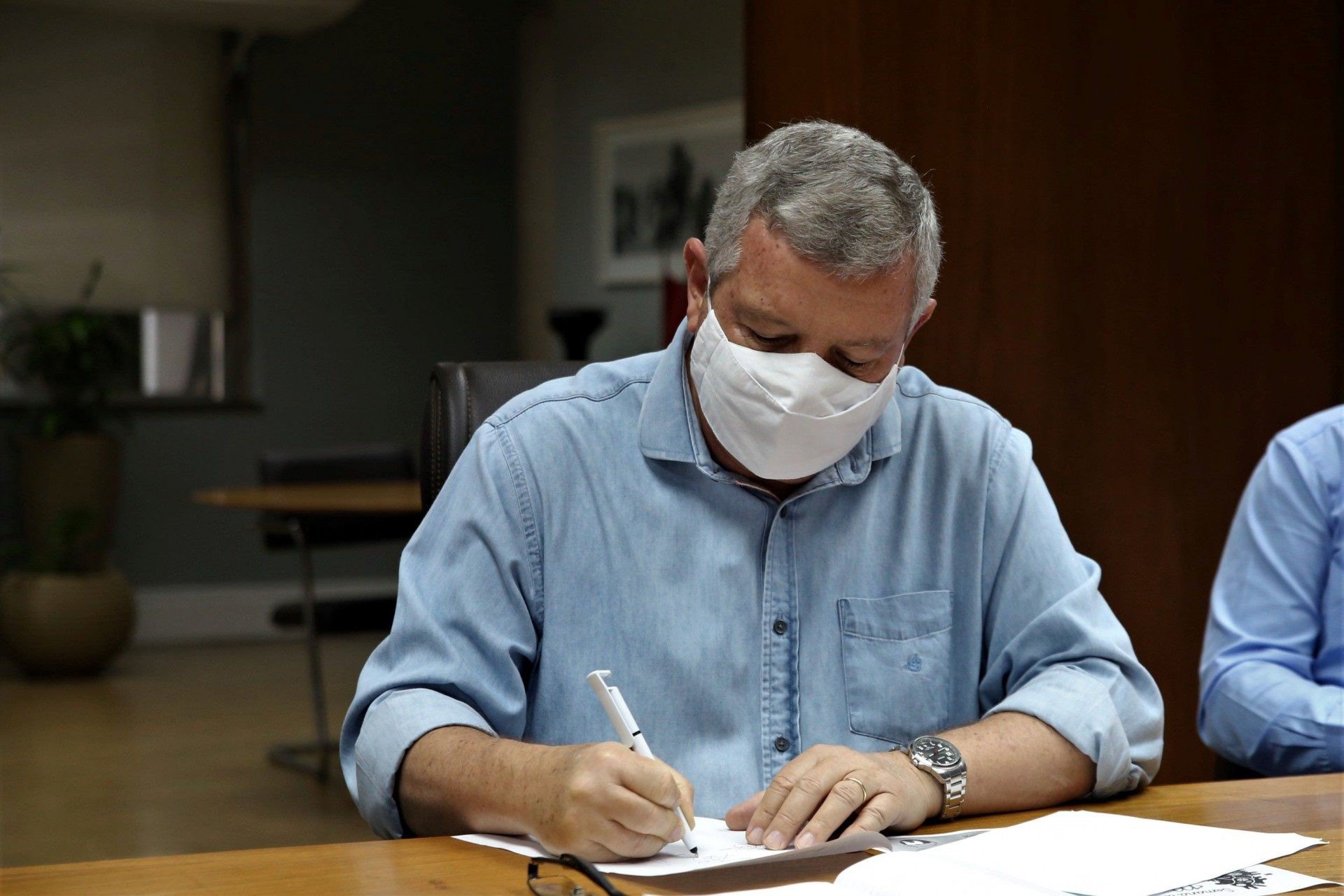 Niter&oacute;i assina conv&ecirc;nio para conectar 500 resid&ecirc;ncias &agrave; rede de esgoto do munic&iacute;pio