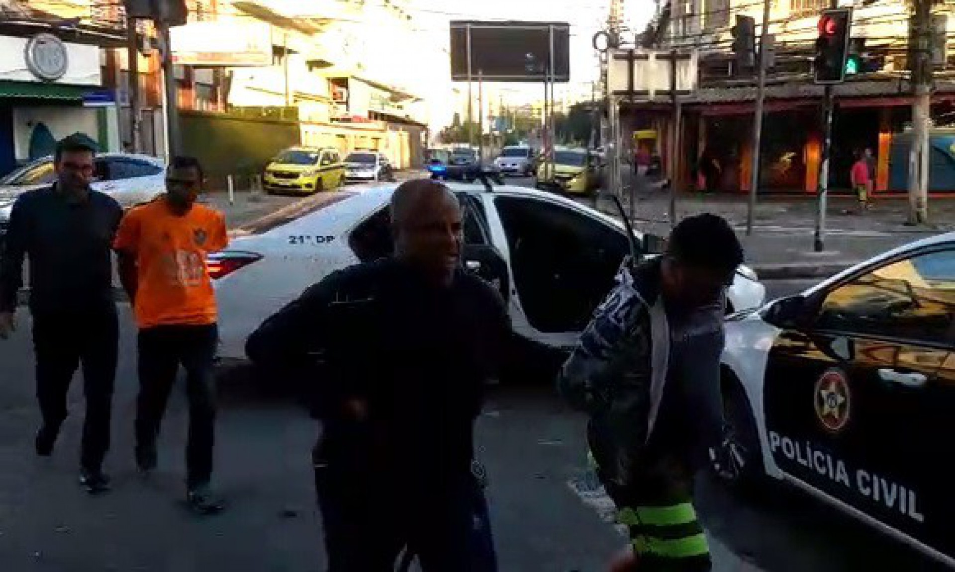 Douglas Patrick, o 'banha', à frente e o motorista Valdinei de Souza (camisa laranja) confessaram o crime - Reprodução