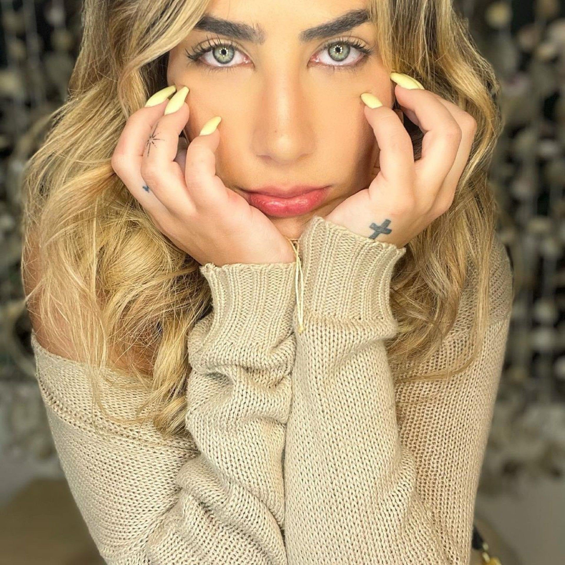 Foto: J&eacute;ssica Costa faz tatuagem no peito 