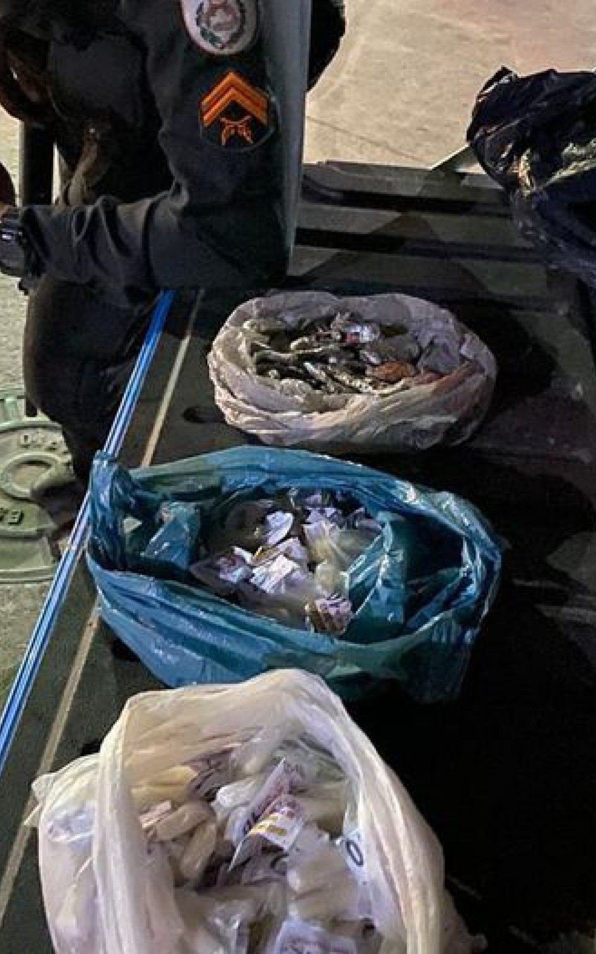 Material apreendido: 51 trouxinhas de maconha e 89 pinos de cocaína