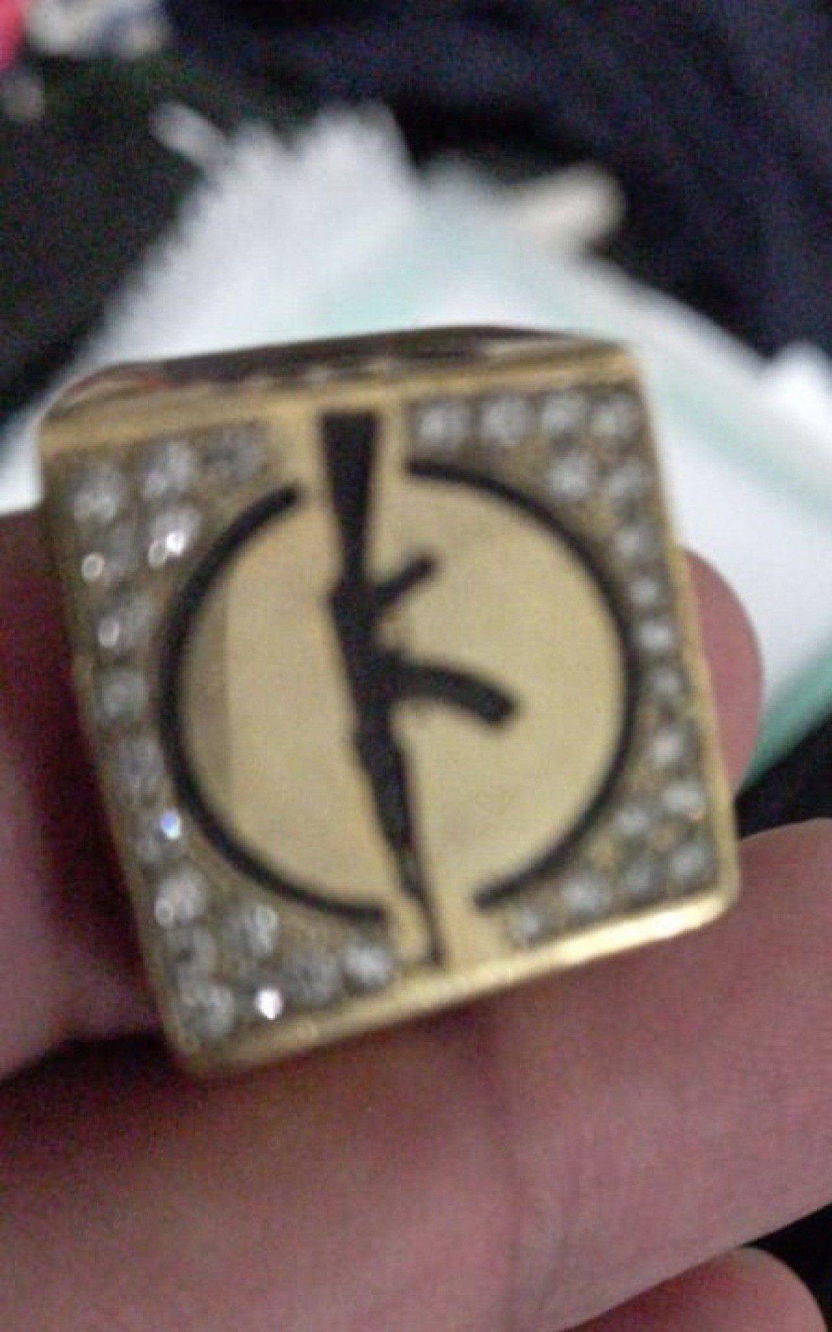 Joia com desenho de fuzil