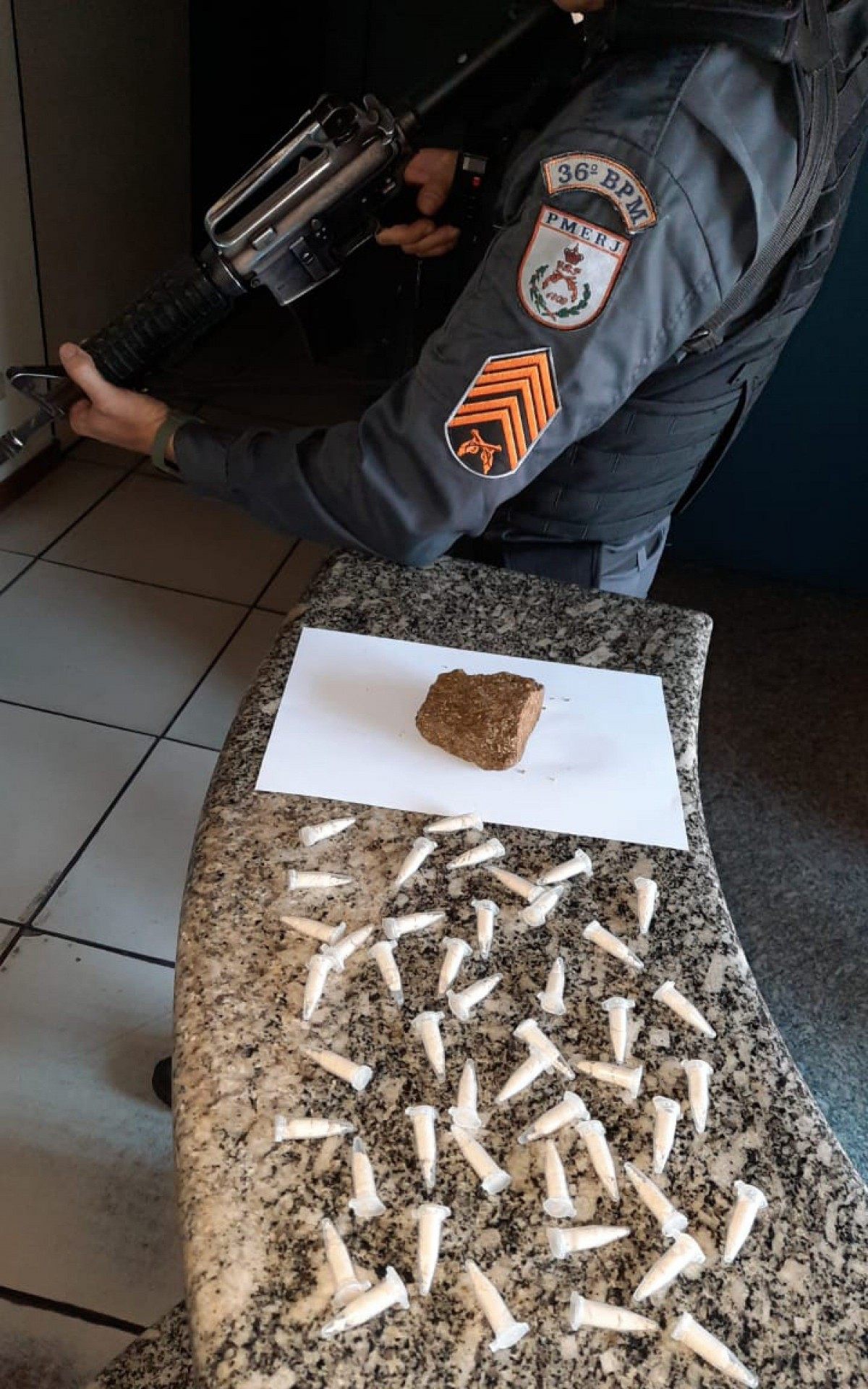 Drogas encontradas pr&Atilde;&sup3;ximo a casa do suspeito