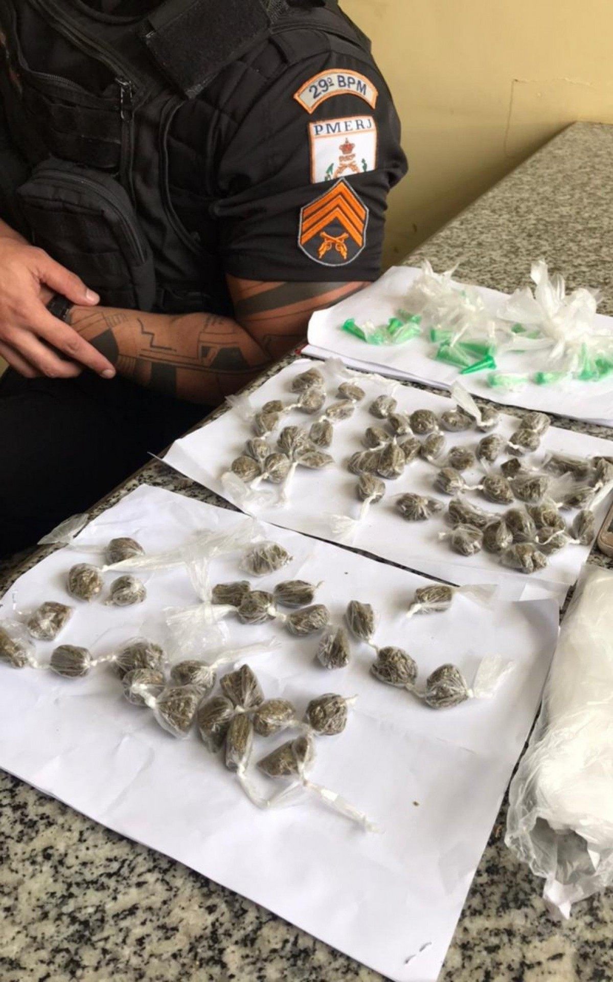 Apreens&atilde;o de maconha e coca&iacute;na.