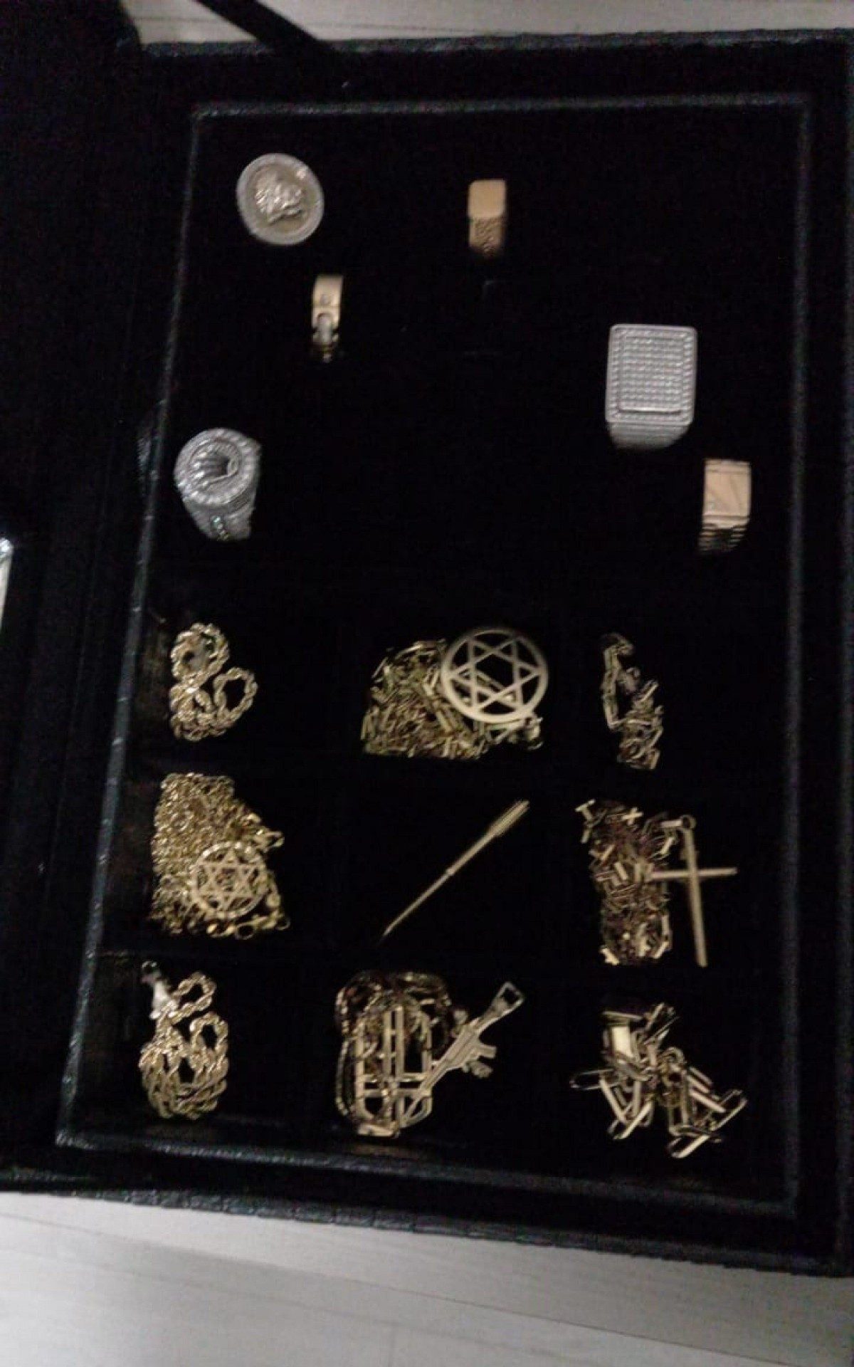 Agentes da PF encontraram cordões, relógios e joias - DIVULGAÇÃO/PF