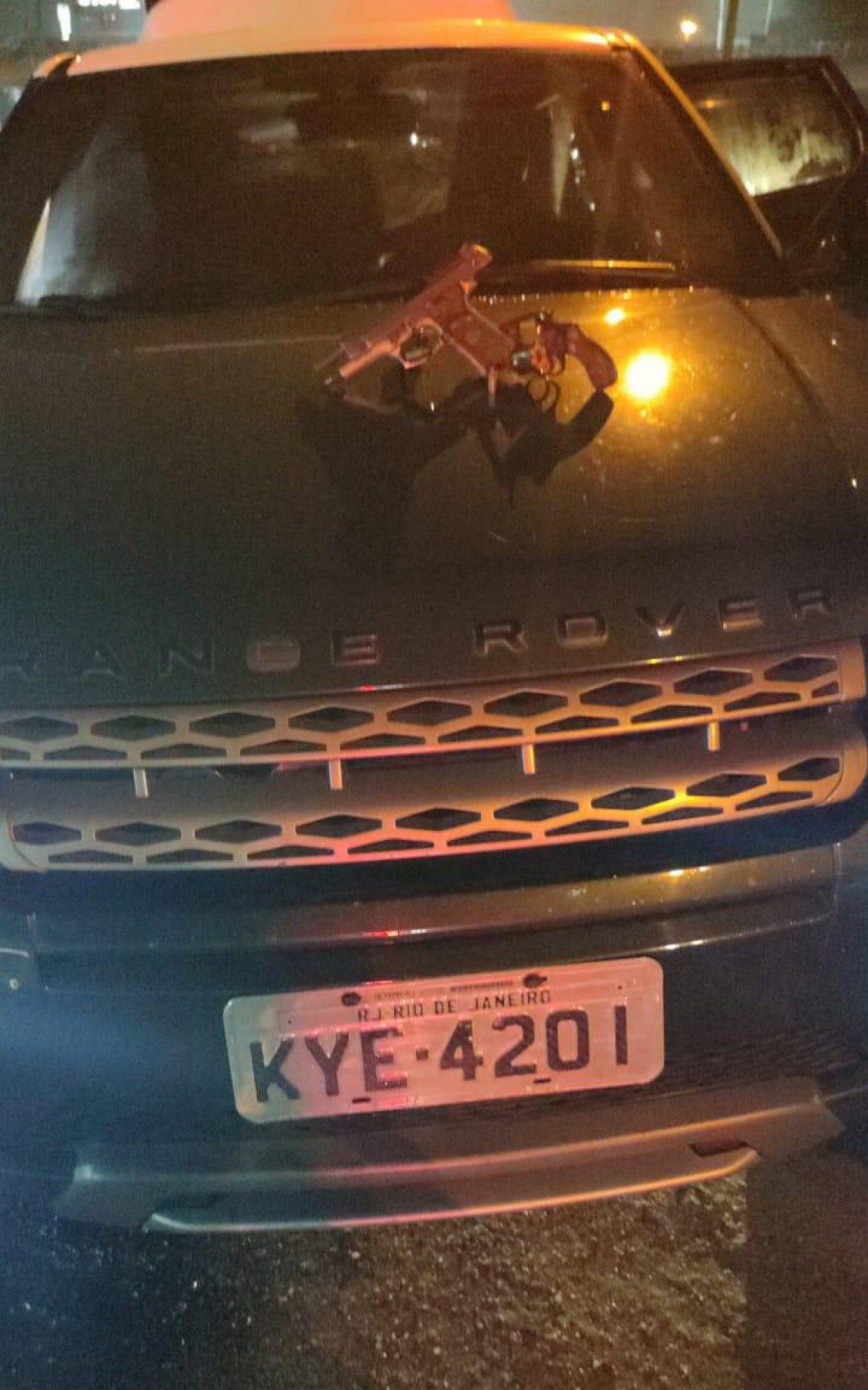 Dupla &eacute; presa ap&oacute;s trocar tiros com policiais em Duque de Caxias