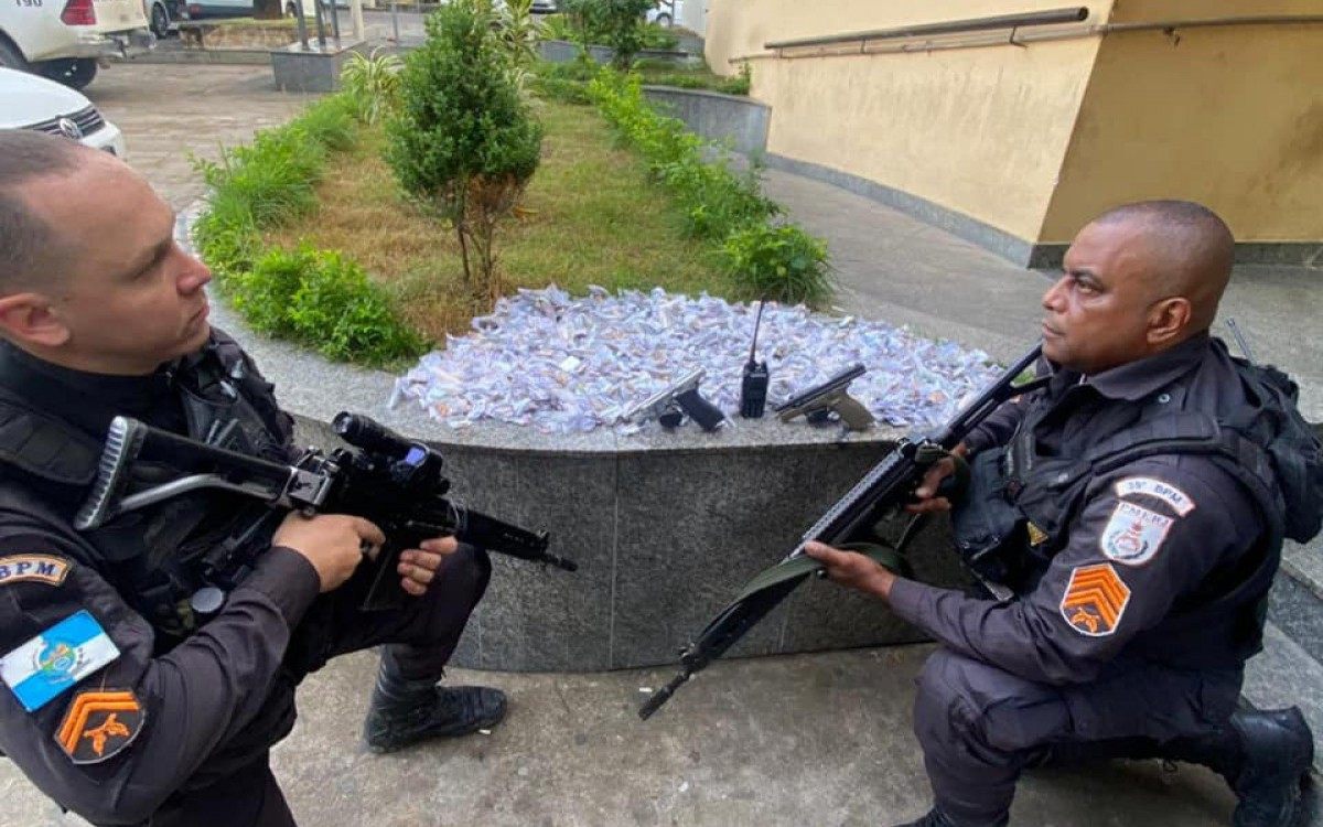 Na a&ccedil;&atilde;o duas pistolas, um r&aacute;dio transmissor e drogas foram apreendidas
