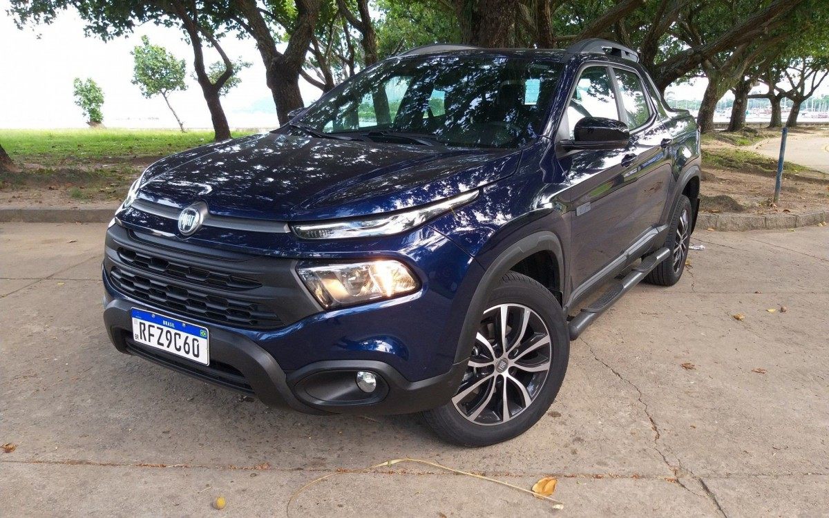 Modelo tem logo na dianteira com fundo em preto e rodas de liga 18 polegadas