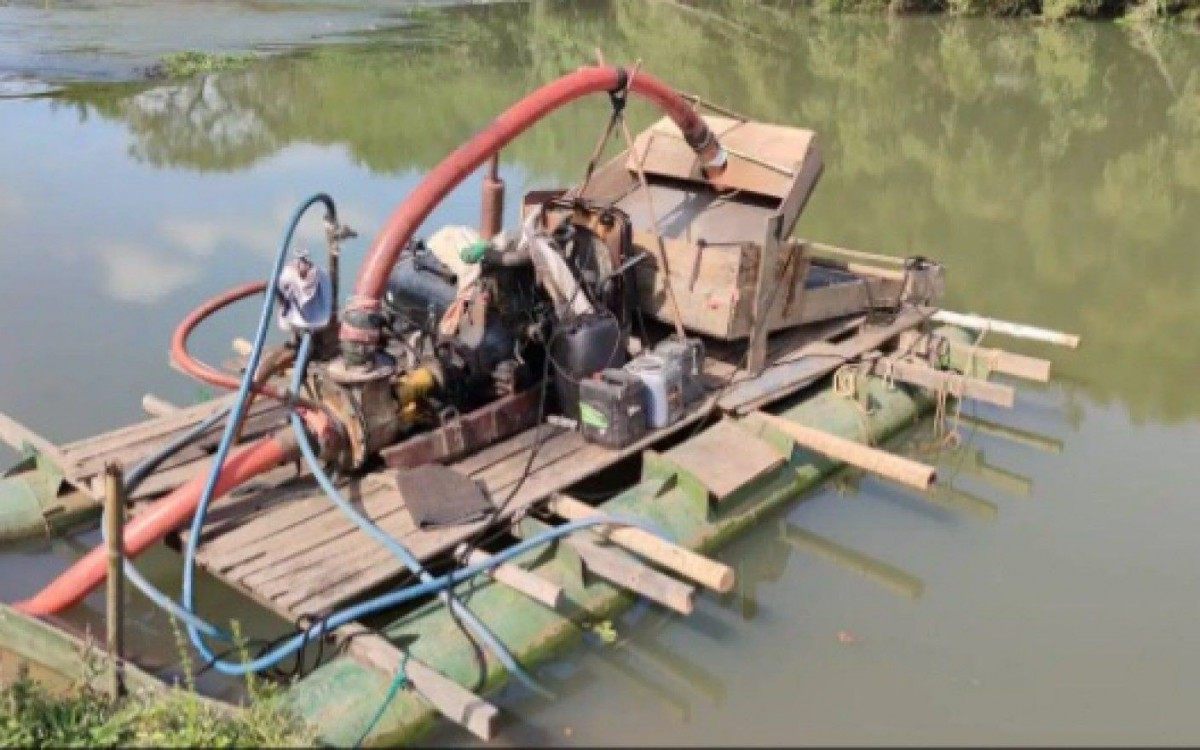 Na balsa havia todos equipamentos necess&aacute;rios para a minera&ccedil;&atilde;o de ouro.