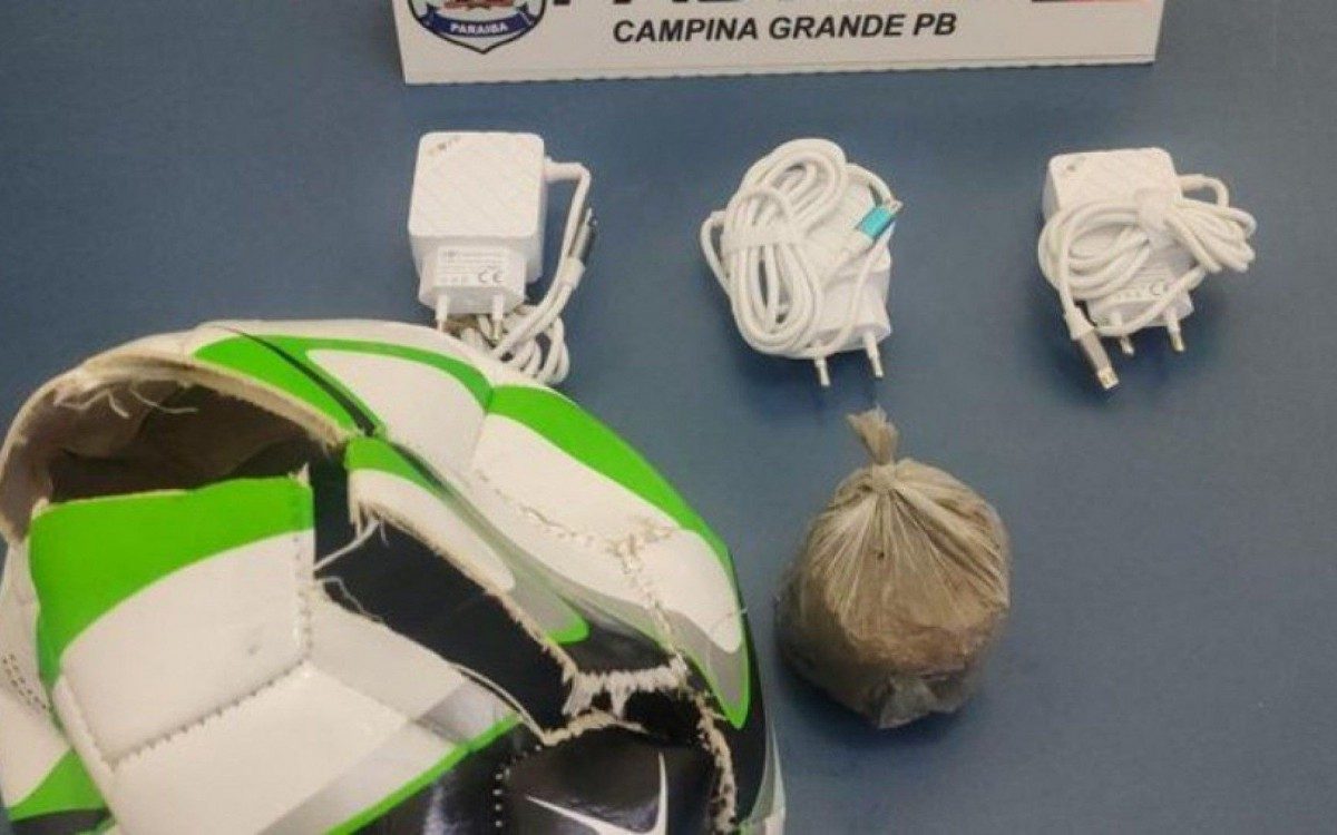 Bola recheada de carregadores e droga foi chutada para dentro de pres&iacute;dio na Para&iacute;ba