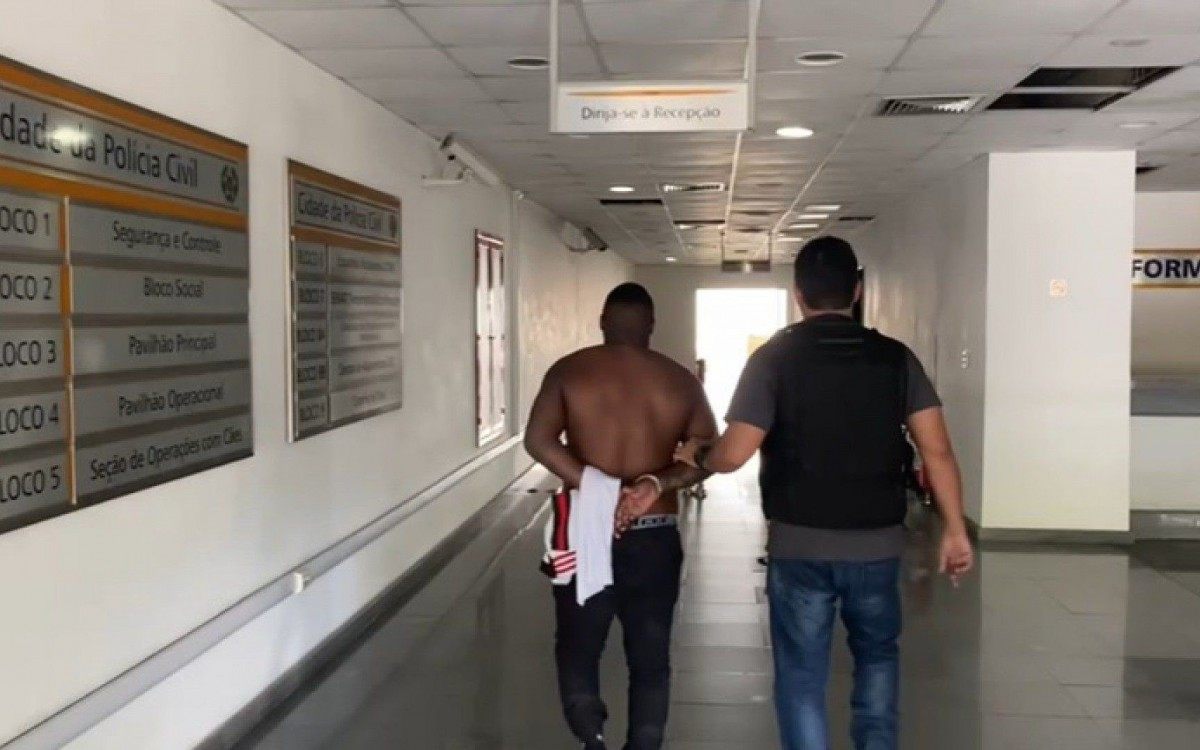 L&iacute;der do tr&aacute;fico de drogas de Selvinha, em Bangu, &eacute; preso