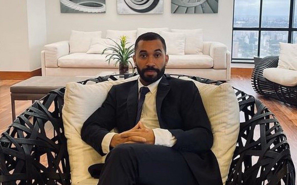 Gil do Vigor publica foto tirada em su&iacute;te presidencial de hotel de luxo