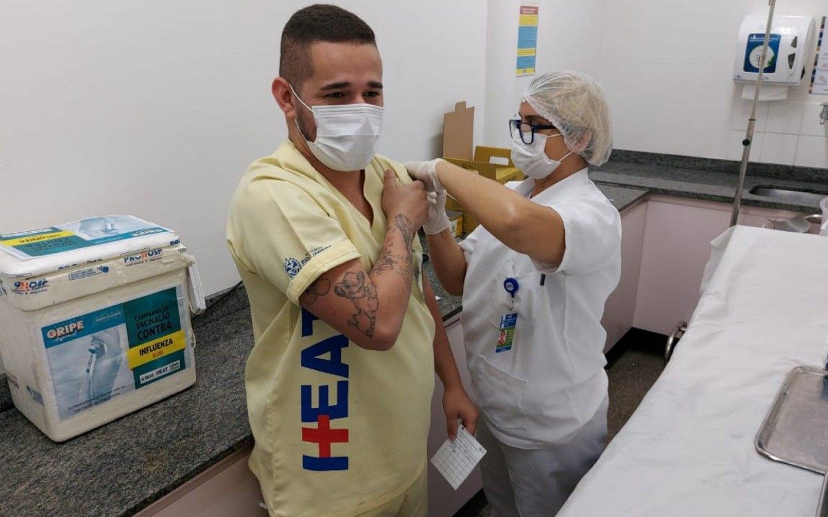 A terceira fase acontecer&aacute; de 9 de junho a 9 de julho para outro p&uacute;blico, como com&oacute;rbidos, pessoas com defici&ecirc;ncia, presos, carcereiros, menores em medida socioeducativa, caminhoneiros, portu&aacute;rios, rodovi&aacute;rios e for&ccedil;as de seguran&ccedil;a