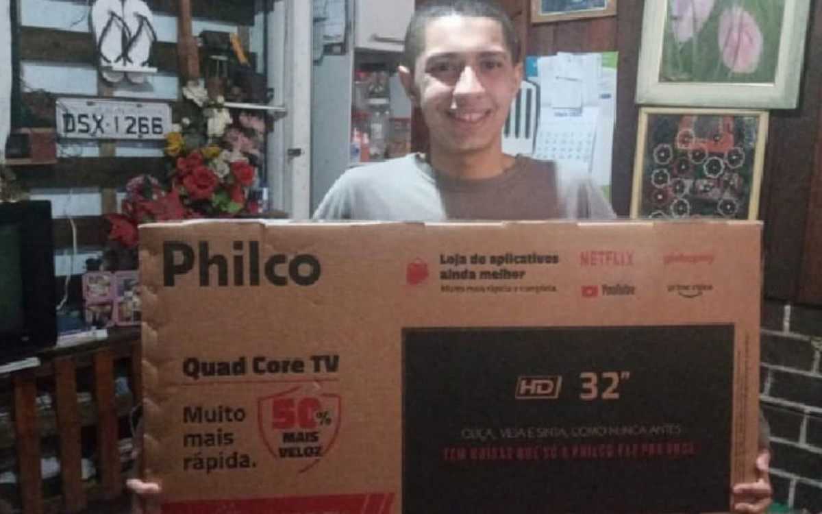 Lucas Alves tira selfies com jornalistas pela televis&atilde;o e publica nas redes sociais 