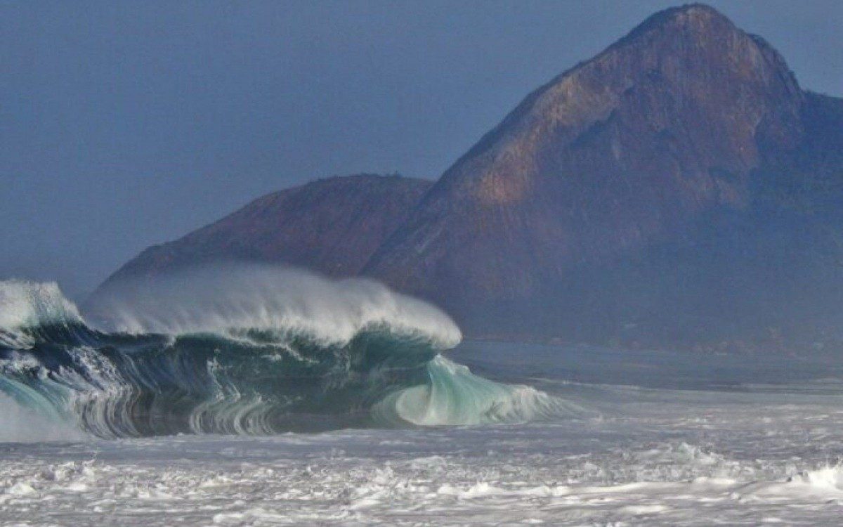 Ondas com mais de 2 metros na praia de Itaipua&ccedil;u 