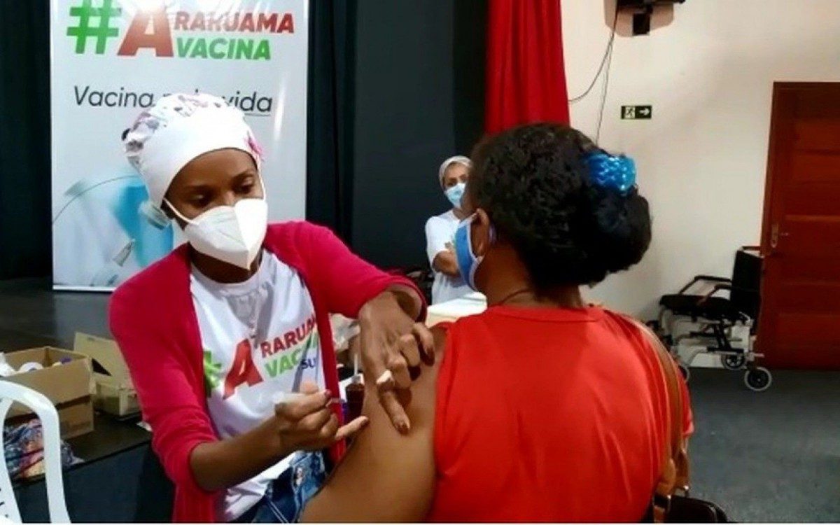 Pessoas de 56 anos, nascidas entre julho e dezembro, receber&atilde;o a primeira dose contra a Covid-19