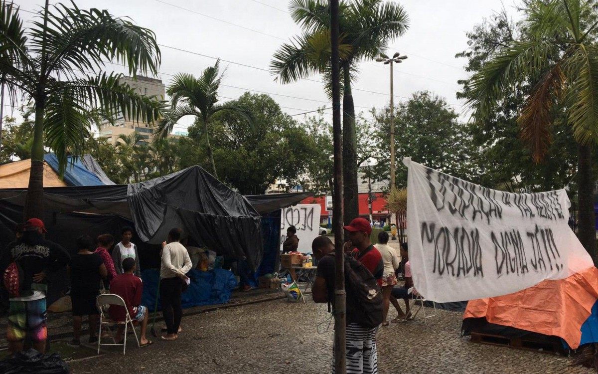 Acampamento dos desalojados da Ocupa&ccedil;&atilde;o da Paz em frente &agrave; prefeitura de VR