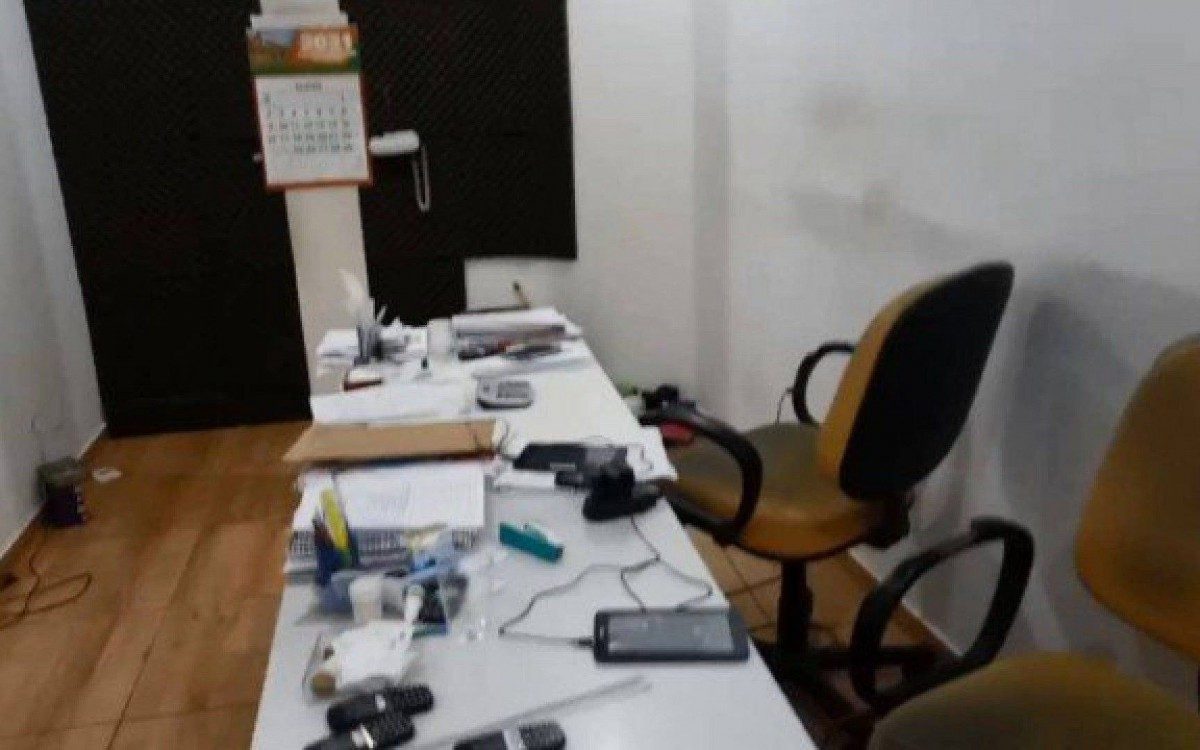 Foto do escrit&oacute;rio de telemarketing do grupo de agiotas.