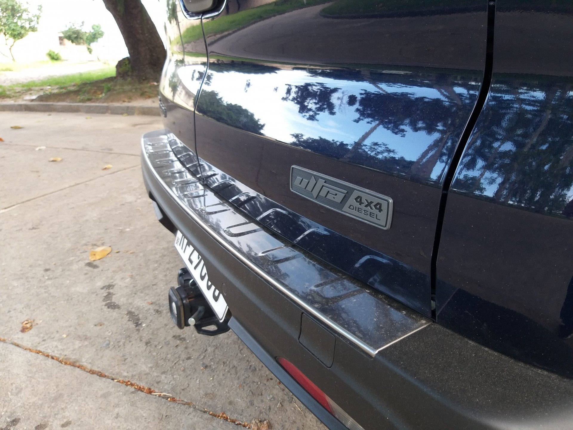 Placa alusiva a versão em uma das tampas da caçamba - Lucas Cardoso