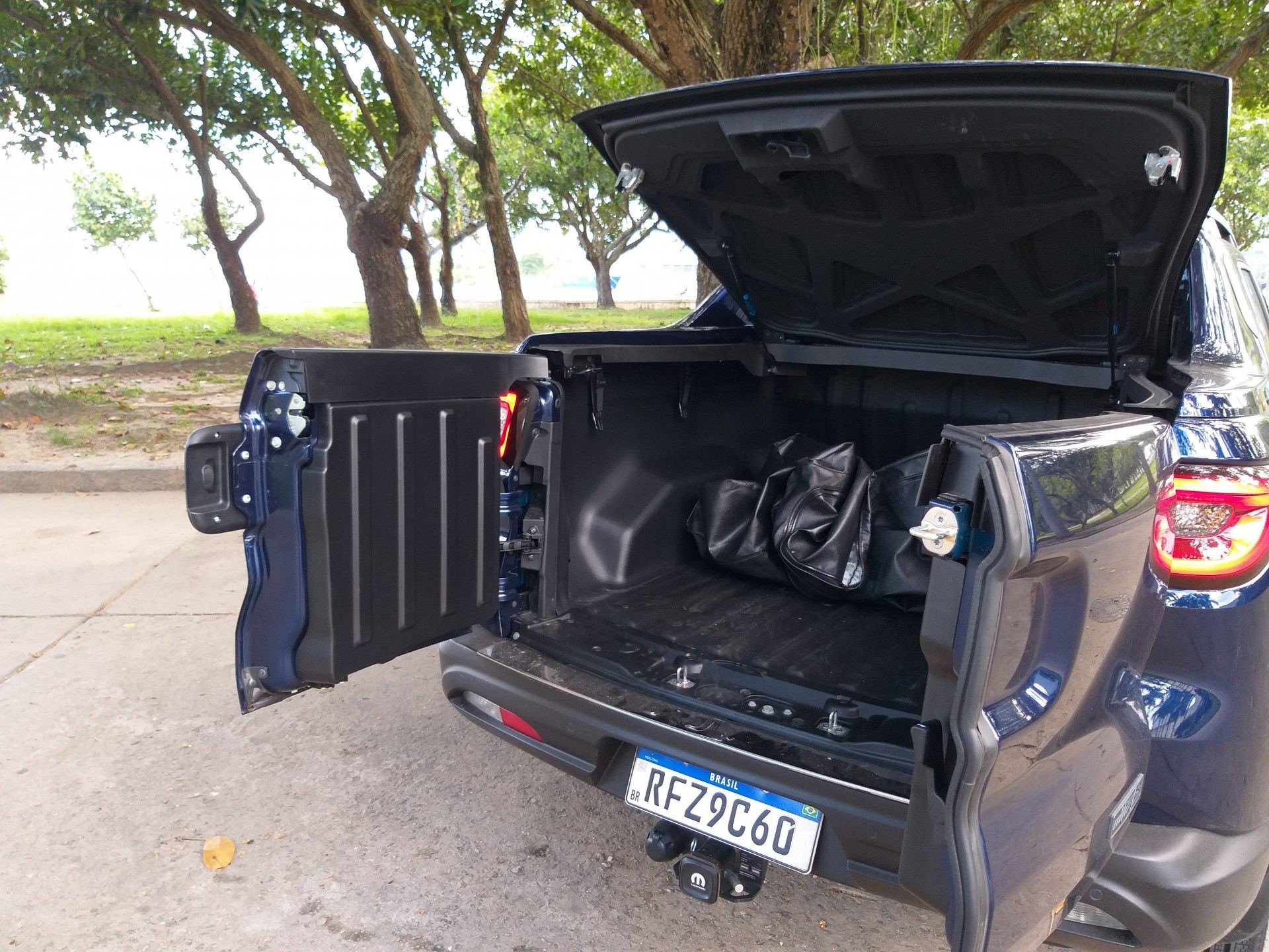 Caçamba fica protegida com tampa de fibra de vidro. Compartimento só pode ser aberto por dentro da caçamba. Capacidade de carga é de 820 litros - Lucas Cardoso