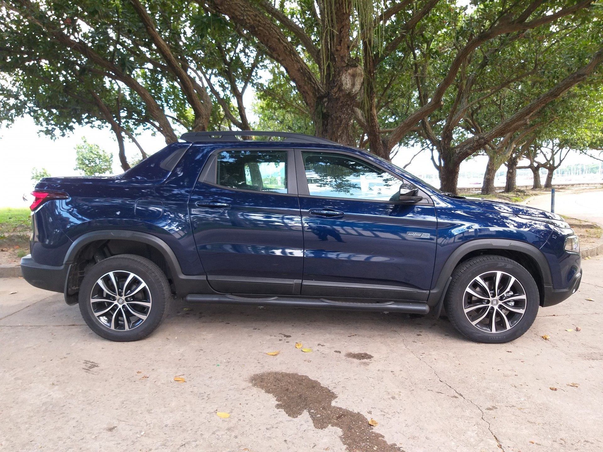 Versão tem estribos e retrovisores pintados de preto - Lucas Cardoso