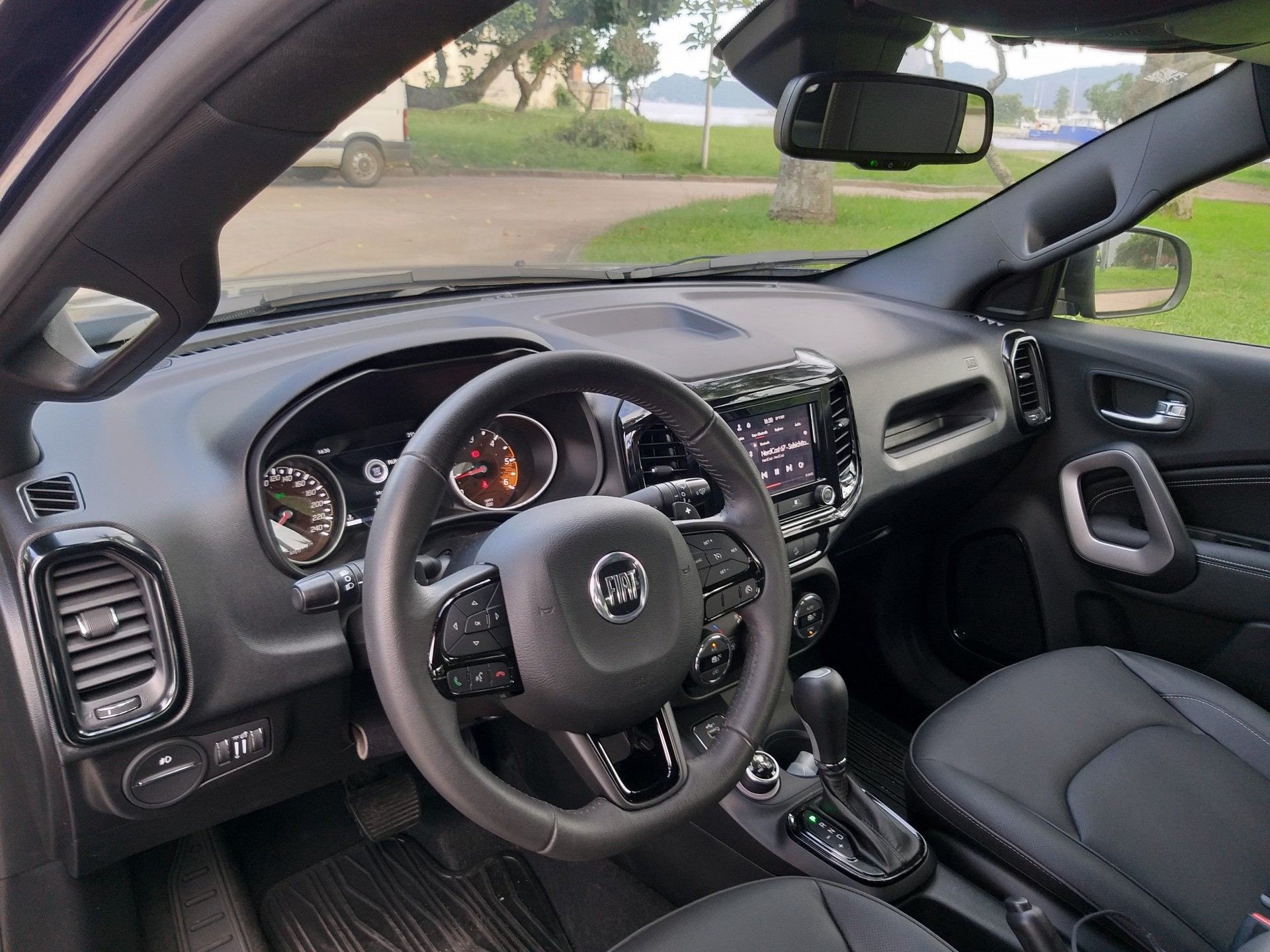 Interior da versão chama atenção pelos acabamentos de boa qualidade. Bancos são revestidos em couro sintético preto - Lucas Cardoso