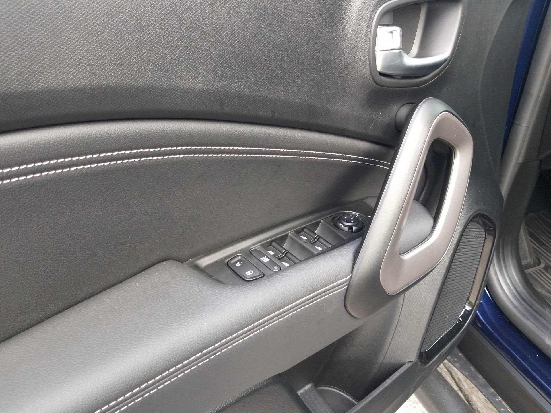 Portas dianteiras tem encosto de braço acolchoado, com revestimento em couro - Lucas Cardoso