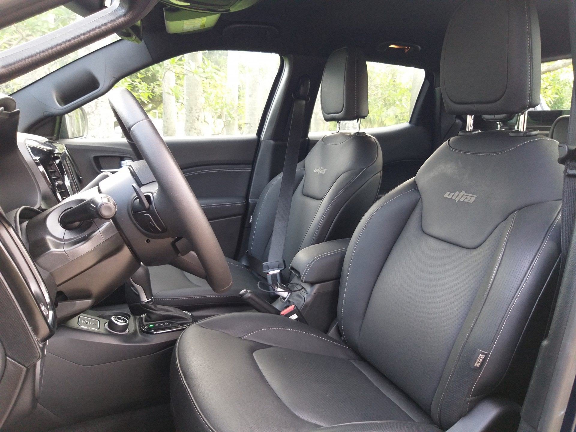 Bancos da versão trazem nomeclatura da versão estampada nos bancos dianteiros - Lucas Cardoso