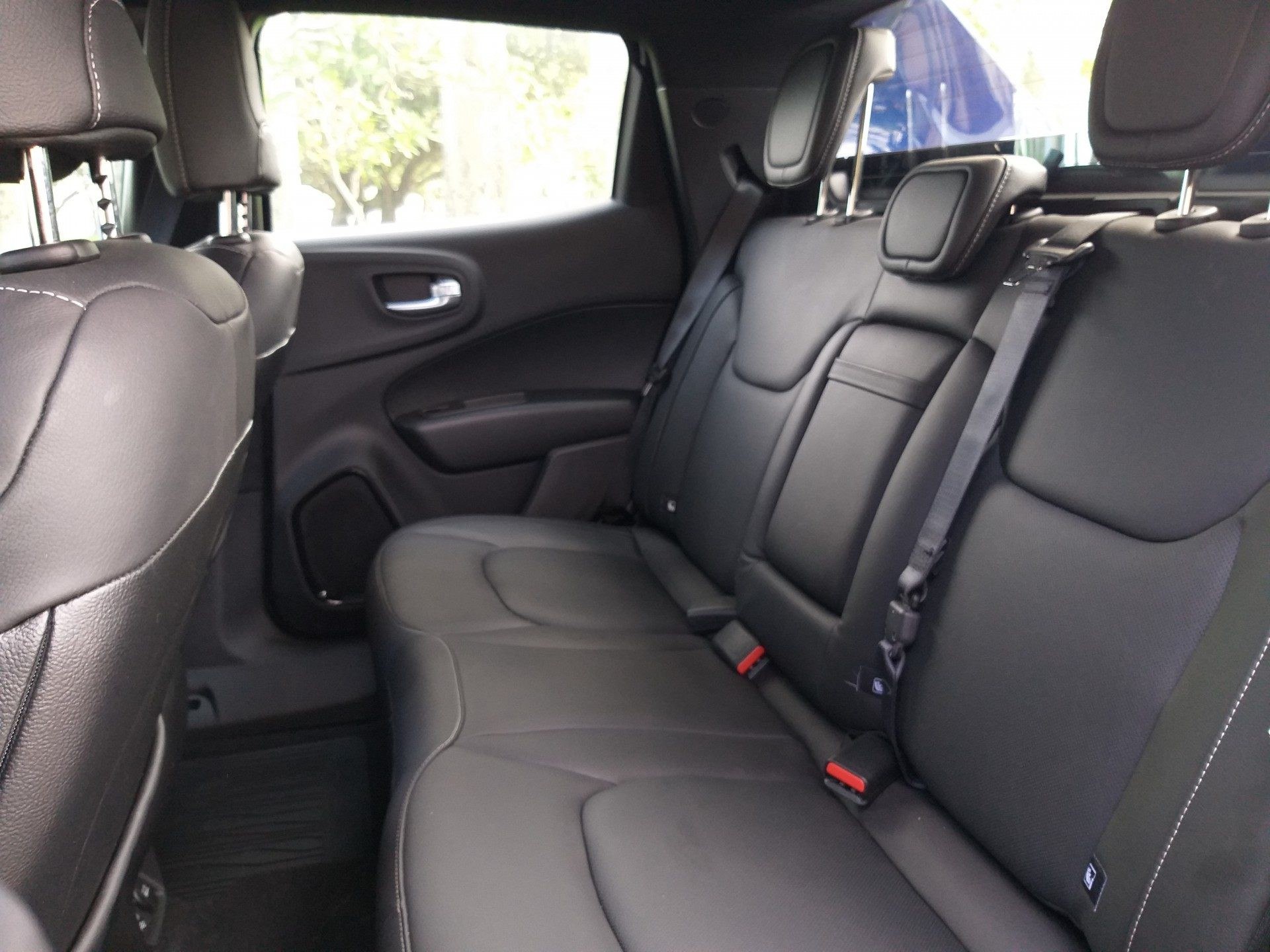 Segunda fileira tem bom espaço para as pernas e cabeça para dois ocupantes. Quem vai no meio pode sentir um pouco a falta de espaço para os pés e o desconforto causado pelo apoio de braços nas costas. Entre as comodidades, há saídas de ar e tomadas 12v para o carregamento de smartphones - Lucas Cardoso