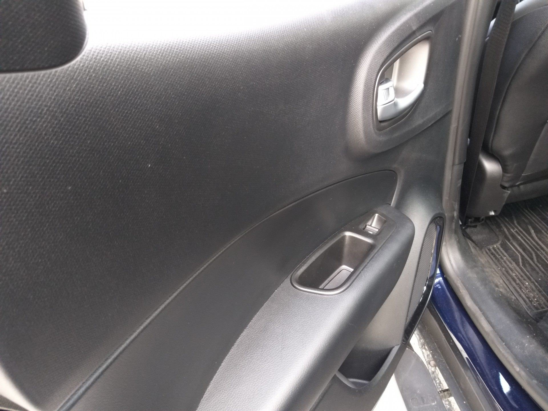 Mesmo sendo a versão topo, a Toro Ultra traz acabamento inferior nas portas traseiras, com plástico rígido no lugar do acolchoado no encosto de braço das portas  - Lucas Cardoso