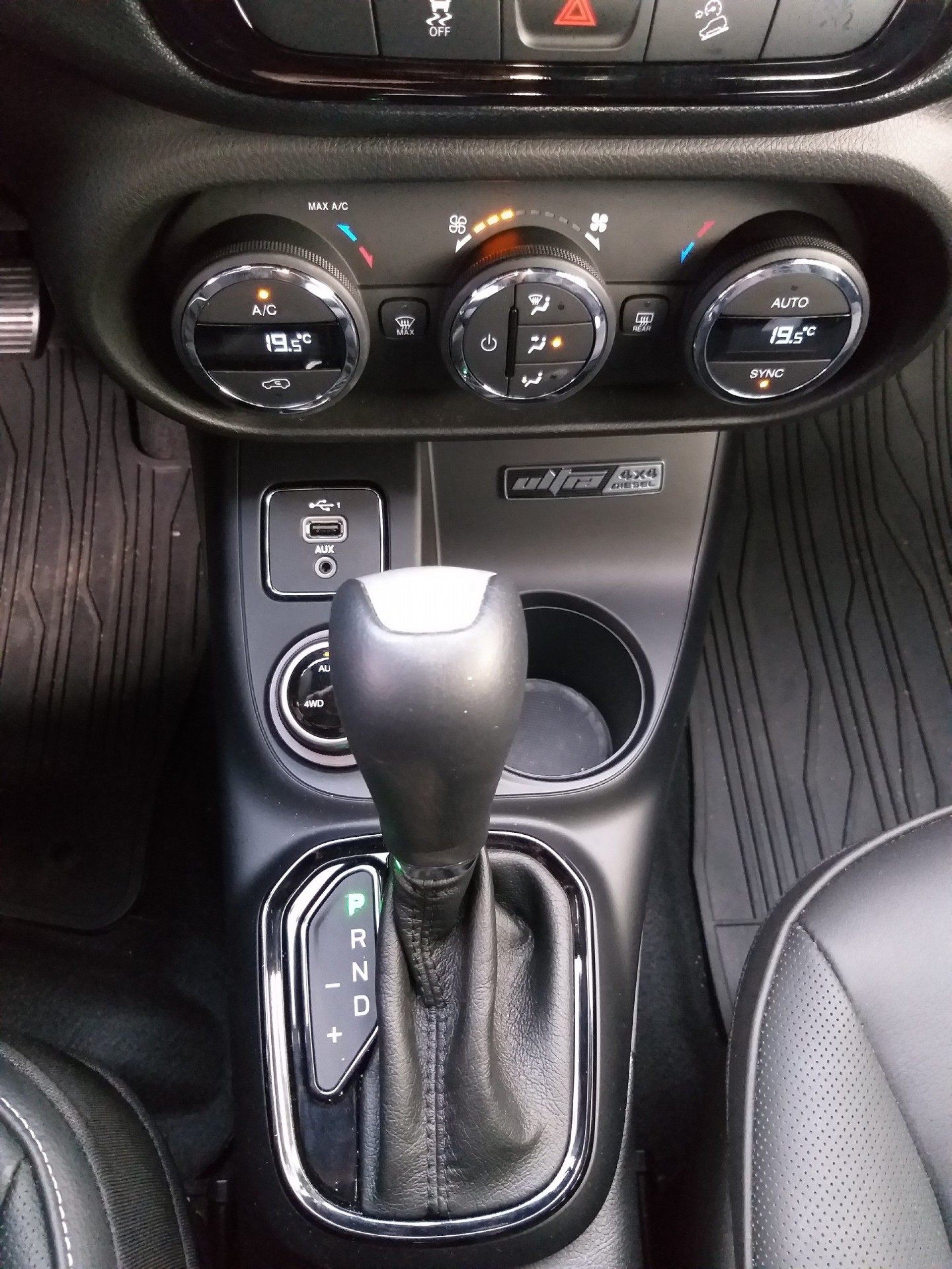 Logo alusiva a versão instalada no console central do veículo. Espaço destinado aos objetos na Toro poderia ser melhor aproveitado. Tem porta-copos, mas não cabe copos maioria dos copos e falta espaço para o celular - Lucas Cardoso