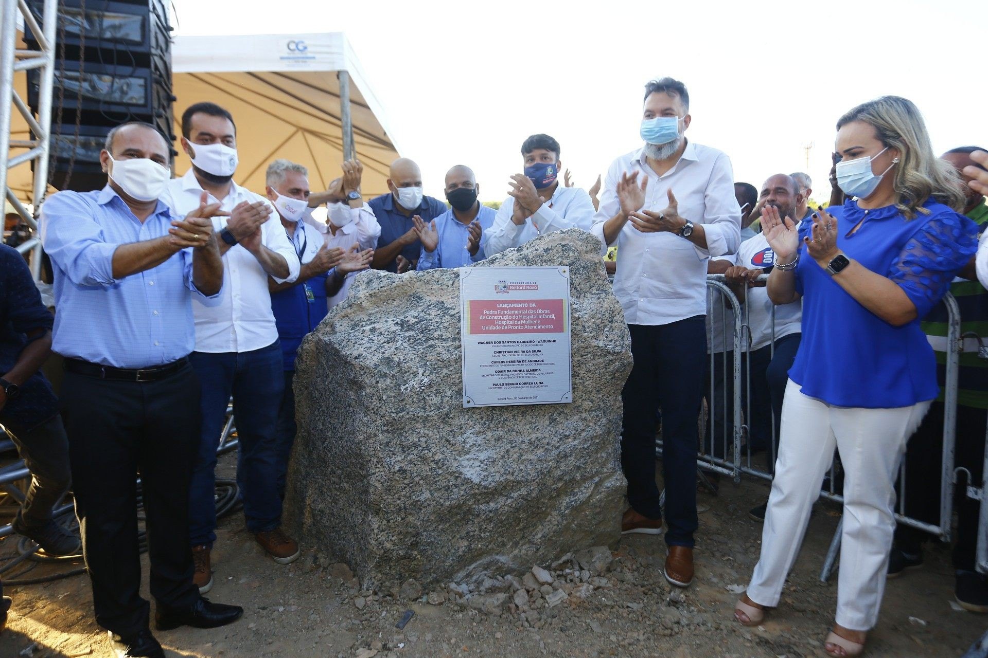 Waguinho, Cl&aacute;udio Castro, Canella e Daniela no lan&ccedil;amento da pedra fundamental do Complexo de Sa&uacute;de - Rafael Barreto / PMBR