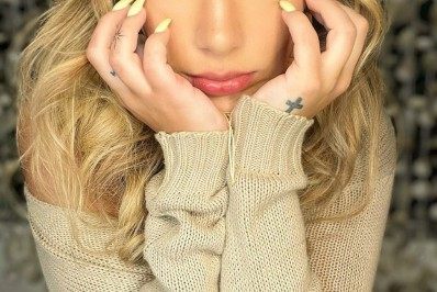 Foto: Jéssica Costa faz tatuagem no peito 