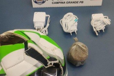 Vídeo: homem chuta bola cheia de drogas para dentro de presídio