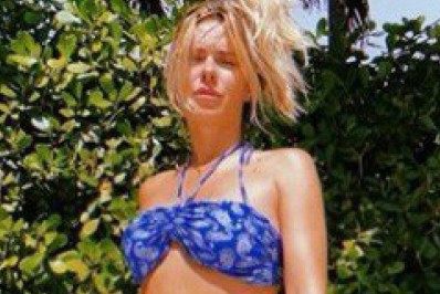 Fotos! Carolina Dieckmann sobe a temperatura da web em cliques de biquíni