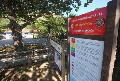 Seconser e Corpo de Bombeiros instalam totens informativos sobre regras de segurança no mar