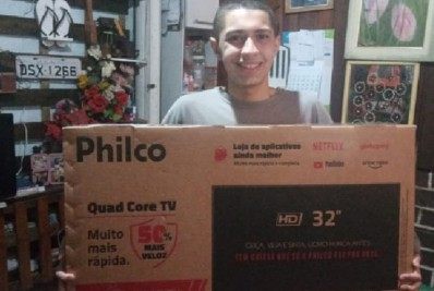 Repórter da Globo dá televisão de presente para jovem telespectador