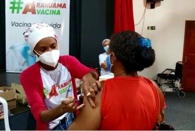 Vacinação por ordem de idade é retomada em Araruama nesta quarta (2)