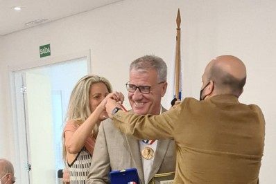 Alfredo Sampaio é homenageado com a Medalha Pedro Ernesto, maior comenda do Rio de Janeiro