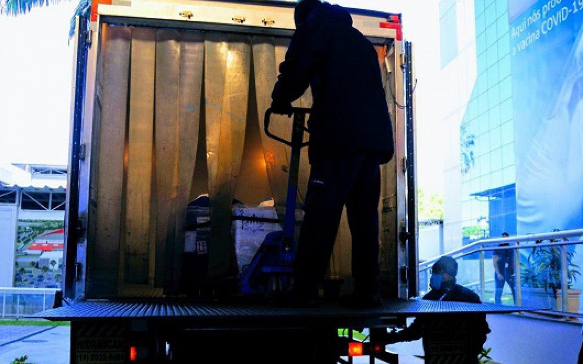 Fiocruz recebe material para produzir insumo da vacina AstraZeneca no Brasil
