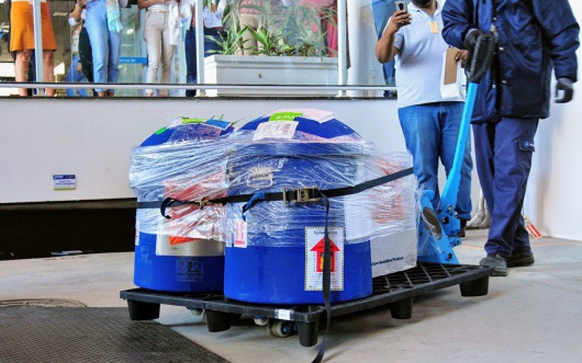 Fiocruz recebe material para produzir insumo da vacina AstraZeneca no Brasil
