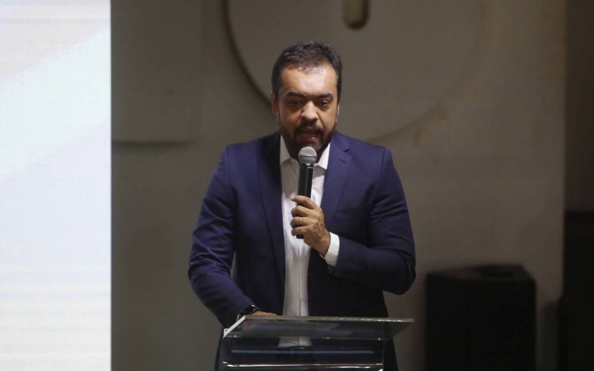 Geral - Lan&ccedil;amento Programa SuperaRJ pelo governador Claudio Castro, na quadra da Escola de Samba Academicos do Salgueiro, na Tijuca, zona norte do Rio. Na foto, o governador, Claudio Castro.