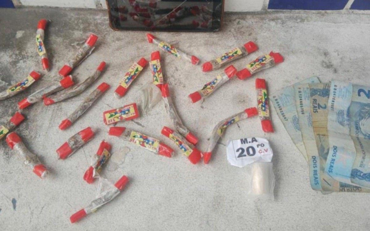 Policiais apreenderam entorpecentes e dinheiro