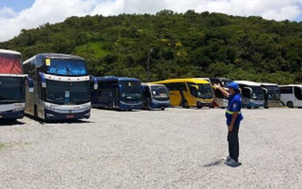 Está permitida a entrada de ônibus e vans de excursão, lembrando que a capacidade máxima do Terminal de Ônibus de Turismo é de 40 veículos