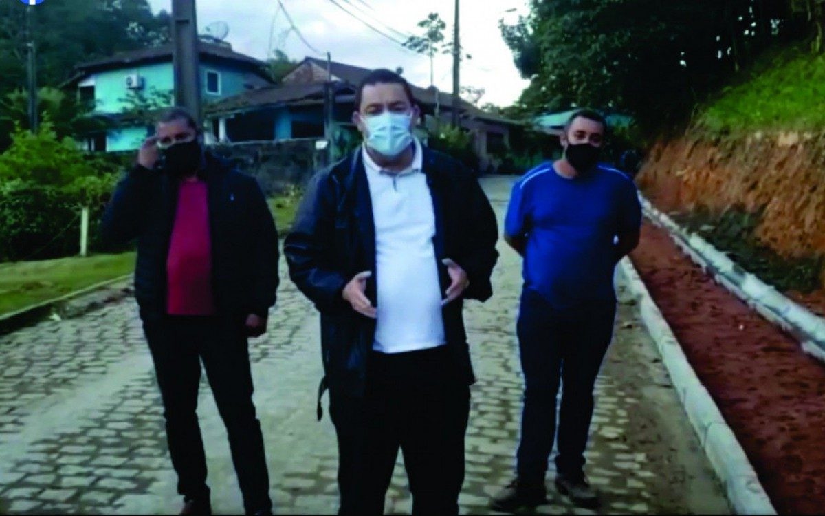 O prefeito de Paraty Luciano Vidal acompanha as obras no Patrim&ocirc;nio