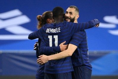 Benzema perde pênalti, mas França passeia na vitória sobre o País de Gales