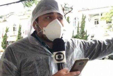 Repórter da Globo faz serenata ao vivo para esposa e canta Leandro e Leonardo