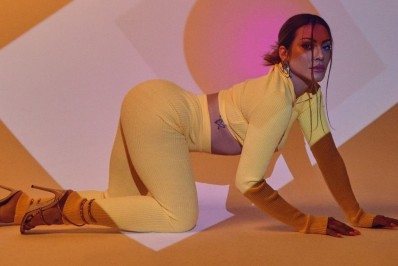 Uau! Cleo posa de quatro em ensaio sensual